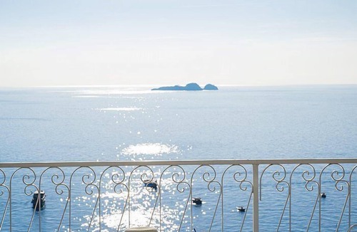Arienzo Villa | Villa Greta: A characteristic cottage which faces the sun and the sea, with Free WI-FI.