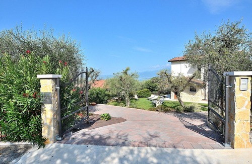 Cisano Villa | Villa Lisi With Pool