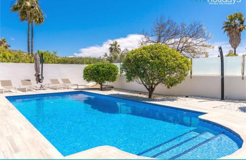 El Tesoro Villa | Villa Lorenza by HMR Holidays