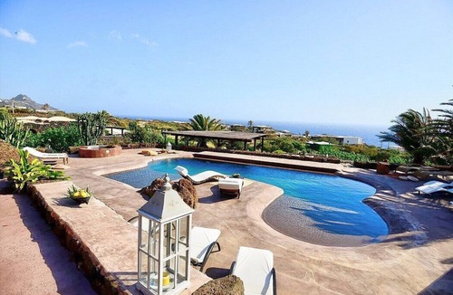 Pantelleria House | Villa Meriggio A: A characteristic and welcoming dammuso with the fascination of the typical and ancient houses of the island.