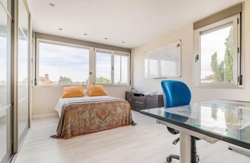 Villanueva del Pardillo Villa | Villa Oasis en Madrid con 3Hab, 4baños y elegante piscina