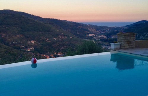 Pontedassio House | Villa Panorama da Luca, splendida terrazza con piscina riscaldata, vista mare