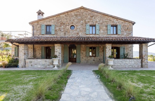 Todi Villa | VILLA ROSMARINO: scenic views, air conditioned, stylish interiors
