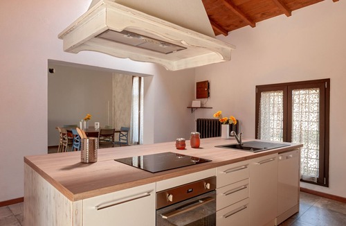 Cascina Villa | Villa 'Sunflowers' with Mountain View, Wi-Fi and Air Conditioning