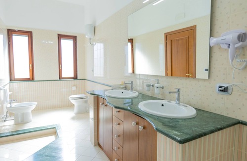 Camposano Bed & Breakfast | Villa Vetrano è Situata in una Zona Tranquilla ed a Circa 30 km da Napoli