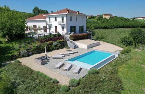 Castagnole delle Lanze Villa | Villa with vineyards, infinity pool, views of an UNESCO castle and the alps.
