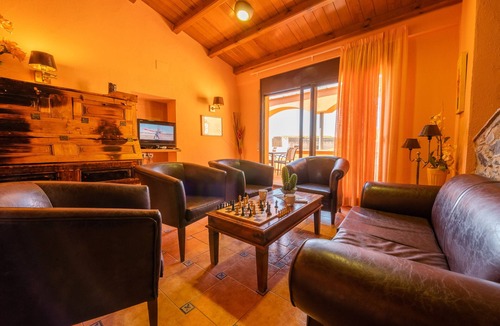 Espolla House | Village house between the walls of the old Espolla Castle. 5 rooms