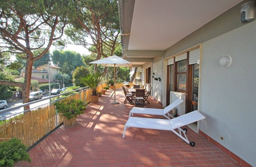Ronchi Apartment | Wonderful flat for 6 People at 120m from the Sea in Tuscany, near Forte dei Marmi, parking, Wifi.