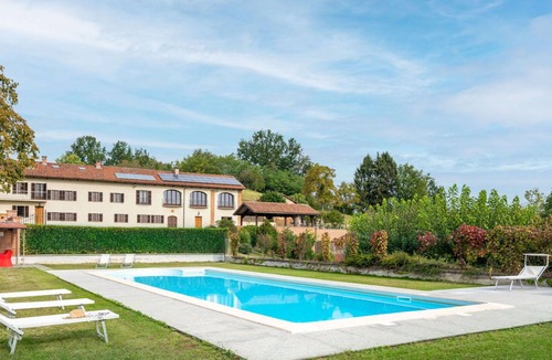 Cortazzone House | Wonderful villa for 10 people with WIFI, pool, TV, patio and parking