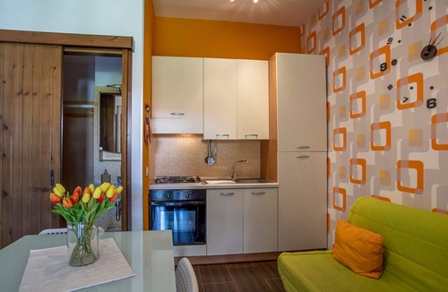 Marina di Ragusa Villa | Yellow villa with lawn and use of swimming pool and jacuzzi only 300 meters from the sea