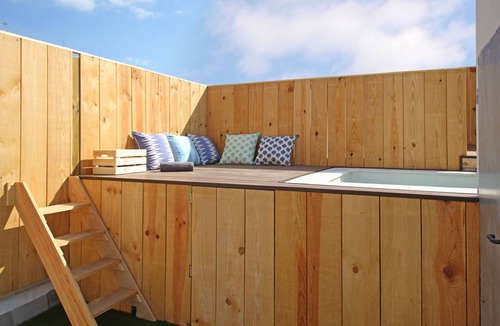 Collblanc y La Torrassa House | Yelow House. House with terrace and private pool. Barcelona. Close to FCB and Fira BCN