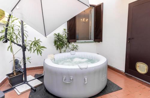 Casale Monferrato Apartment | Zen Jacuzzi Retreat mit Terrasse Garage und 24 7 Check in Netflix und Disney Plus