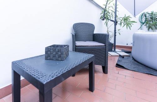Casale Monferrato Apartment | Zen Jacuzzi Retreat mit Terrasse Garage und 24 7 Check in Netflix und Disney Plus
