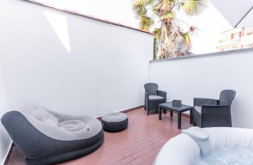 Casale Monferrato Apartment | Zen Jacuzzi Retreat mit Terrasse Garage und 24 7 Check in Netflix und Disney Plus