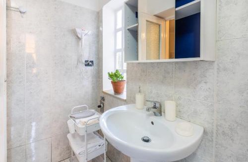 Casale Monferrato Apartment | Zen Retreat with Jacuzzi, Patio & Private Garage Plus Automatic Check in 24 7 with Netflix Dazn and Disney Plus