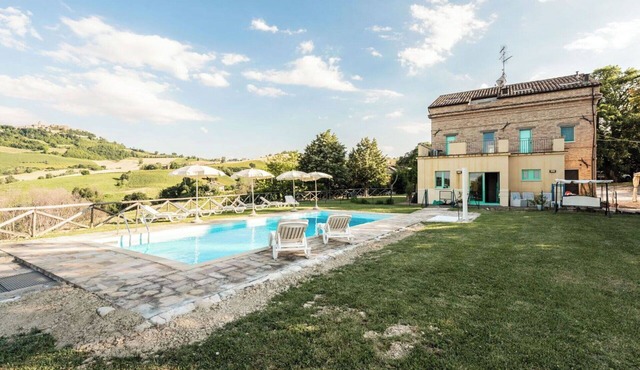 Beautiful private villa for 11 guests with WIFI, private pool, A/C, TV and patio