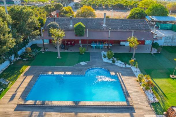 300 m² Villa ∙ 4 bedrooms ∙ 16 guests