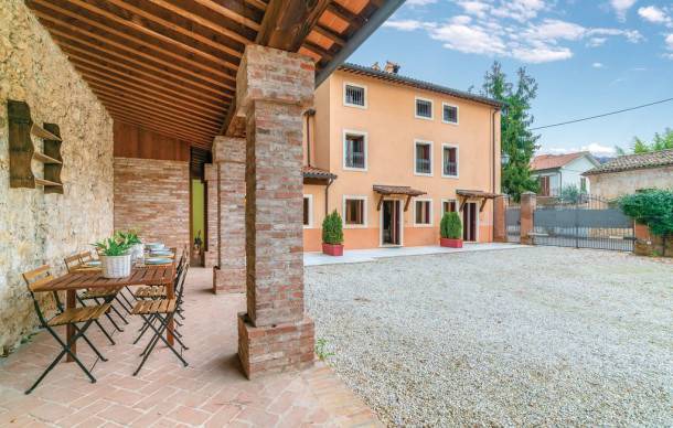 4 bedroom accommodation in Castelgomberto (VI)