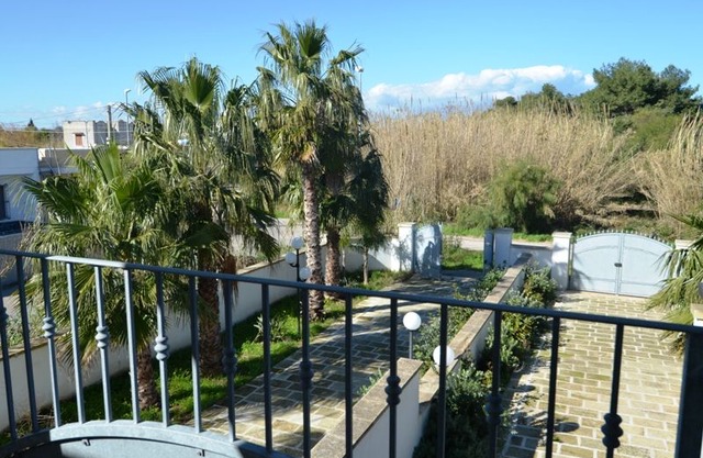 Air-Conditioned Apartment Near the Beach with Spacious Balcony & Garden; Pets Allowed; Parking Available