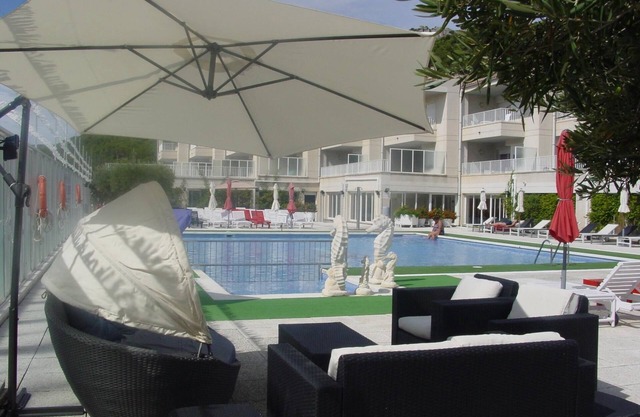 APARTMENT (3 ADULTS + 2 CHILDREN) POOL VIEW