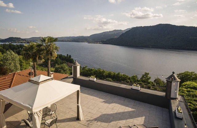 Apartment in 18th century villa with terrace and wonderful views over Lake Orta
