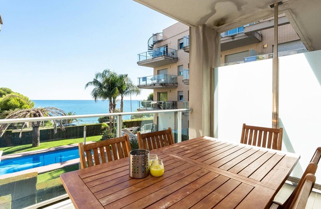 Apartment with pool and parking sea views
