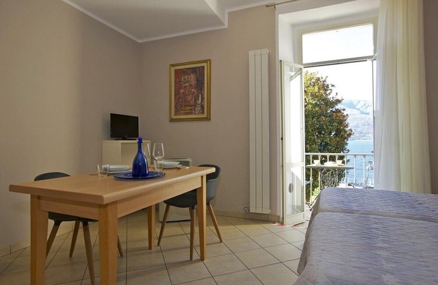 Attractive apartment in a palazzo from the 17th century. Right on the lake promenade