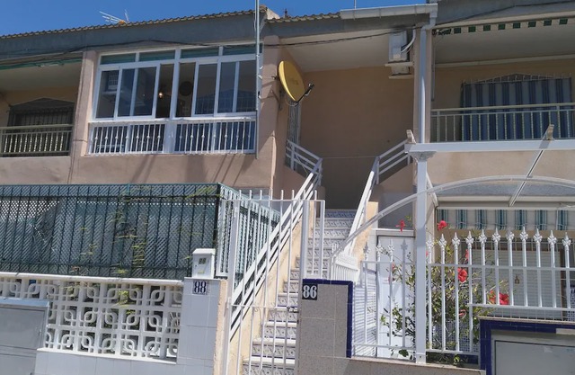 Bright two bedroom apartment 400m from the beach, WiFi, Air conditioning