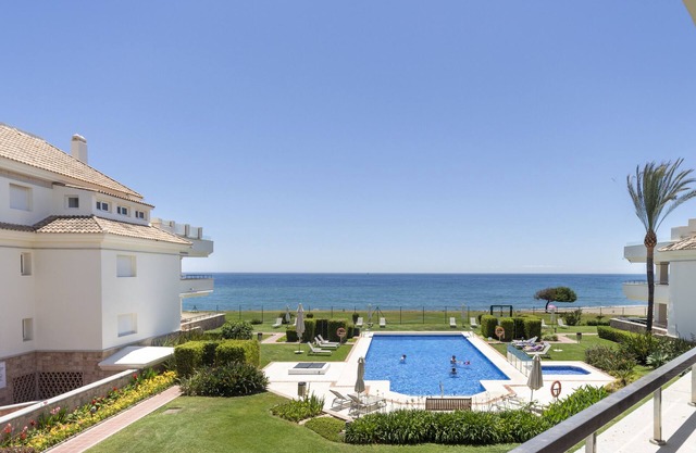 Frontline beach apartment in Guadalmansa Playa