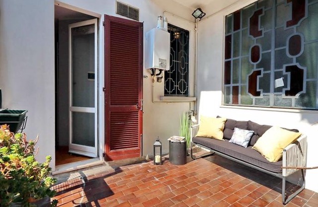 Hintown Austere Elegance