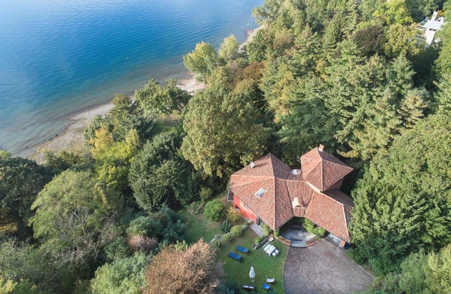 Ispra Villa Sleeps 8 WiFi