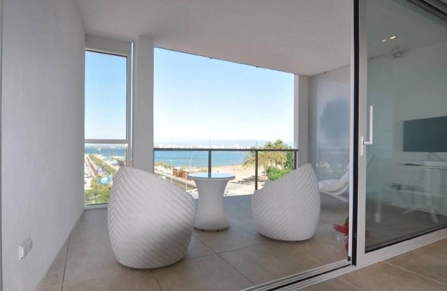Luxury Apartment on the Beach in Roses, Costa Brava! 2 Bedrooms, Sea Views, Free Wi-Fi. Book now!