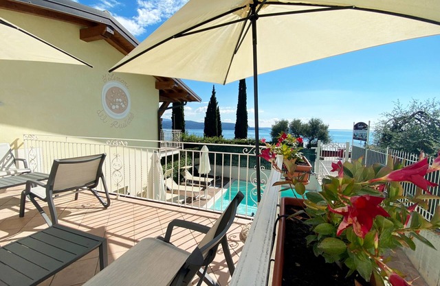 Residence Limoni del Rustichel: Apartment N.3 with lake view, underground parking and pool.