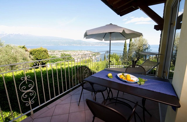 Residence Limoni del Rustichel: Apartment N.12 with lake view, underground parking and pool.