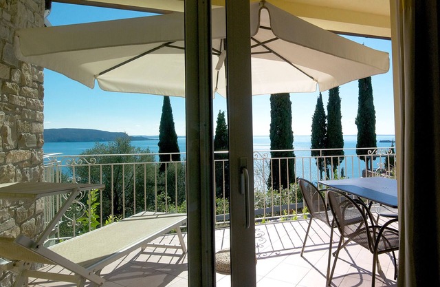 Residence Limoni del Rustichel: Apartment N.8 with lake view, underground parking and pool.