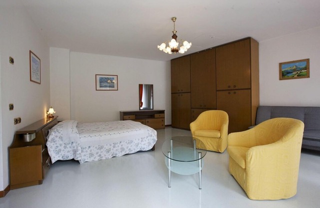 Spacious 1½-room apartment with balcony and pool and generous park
