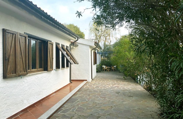 Villa Sea and Rocks. Villa with large garden 200 m from the sea