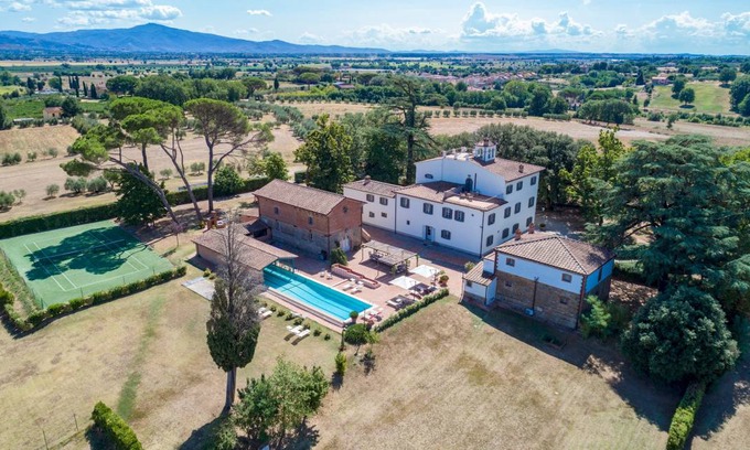 Monte San Savino Villa | 1000 m² Villa ∙ 12 bedrooms ∙ 24 guests