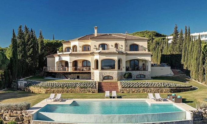 San Roque Villa | 1157 m² Villa ∙ 8 bedrooms ∙ 16 guests