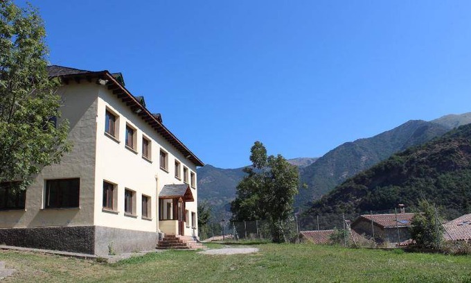 Llesp House | 300 m² House ∙ 5 bedrooms ∙ 50 guests