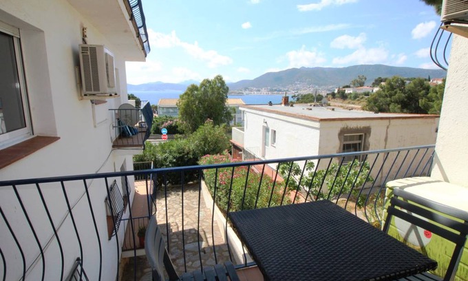 Llanca Apartment | 42 m² Apartment ∙ 2 bedrooms ∙ 5 guests