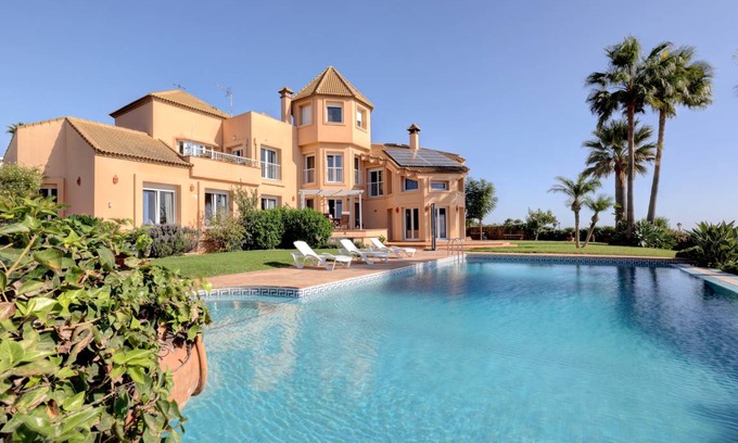 San Roque Villa | 500 m² Villa ∙ 6 bedrooms ∙ 12 guests
