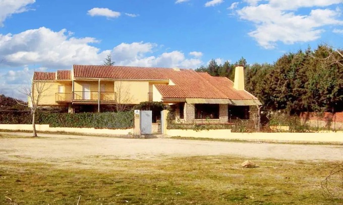 Navaluenga House | 700 m² House ∙ 6 bedrooms ∙ 30 guests