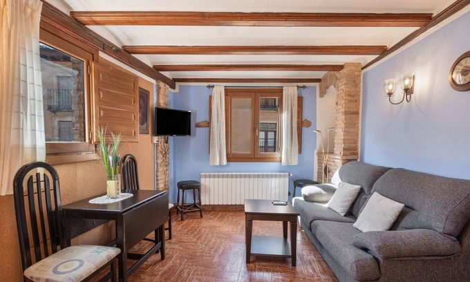Daroca Apartment | Apartment 'Amira' with Wi-Fi and Air Conditioning