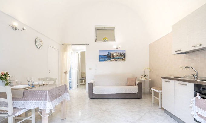Polignano a Mare Apartment | Apartment 'Carpe Diem Da Lulù' with Wi-Fi and Air Conditioning