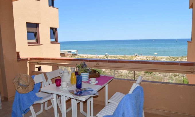 Pals Apartment | Apartment in front of the beach - Two double rooms . - Pool-Parquing- A/C