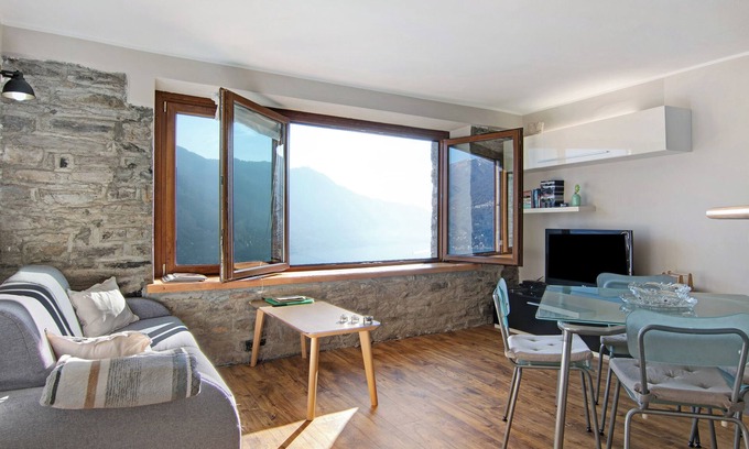 Moltrasio Apartment | Apartment "Renovated Barn of the year 1500" with Lake View & Wi-Fi
