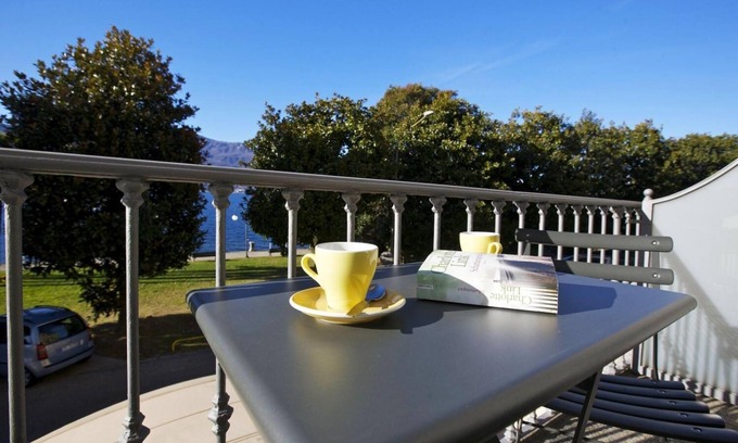 Verbania Apartment | Attractive apartment in a palazzo from the 17th century. Right on the lake promenade