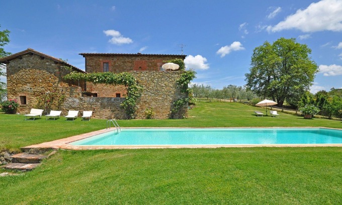 Castelnuovo Berardenga Apartment | Beautiful apartment for 2 guests with A/C, WIFI, pool, pets allowed and panoramic view
