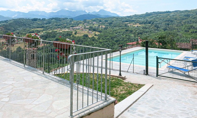 Villa Collemandina Villa | Beautiful apartment in villa for 5 people with pool, WIFI, terrace and pets allowed